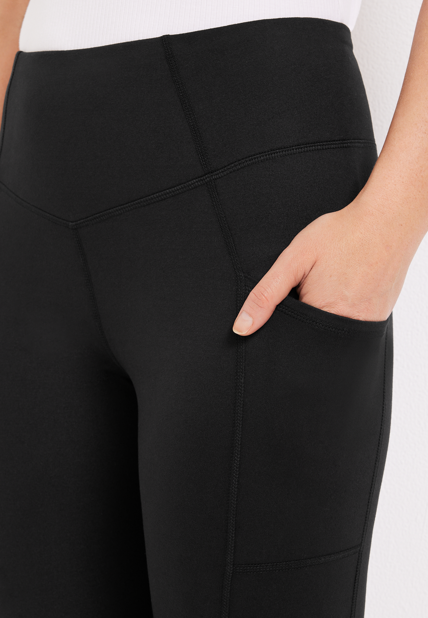 Black Super High Rise Luxe Pocket Capri Legging, C106, large