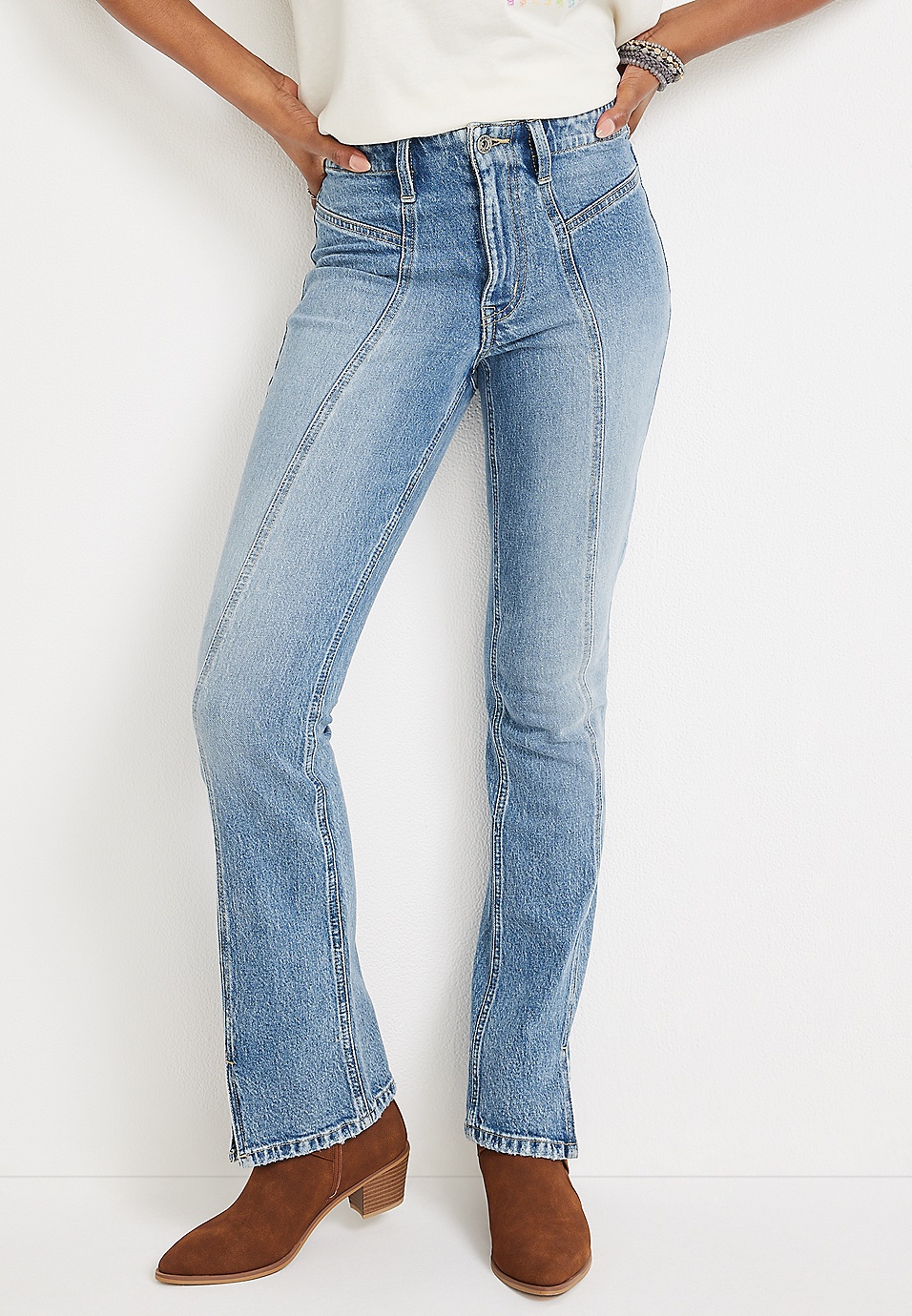 Flared jeans in mid blue with matching stitch, long