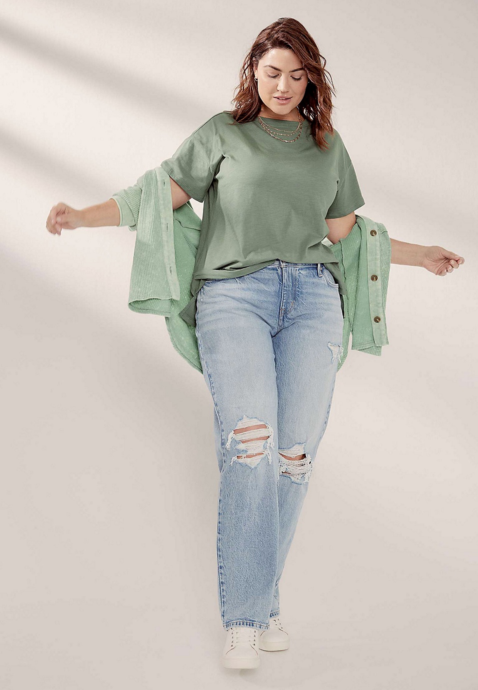 Plus size work outfit inspo, mom jeans, mint button up  Plus size mom jeans,  Curvy outfits, Plus size outfits