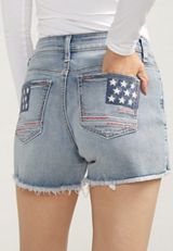 Silver Jeans Co.&reg; Suki Curvy Americana Mid Rise Luxe Stretch 4in Short, LIGHT SANDBLAST, small