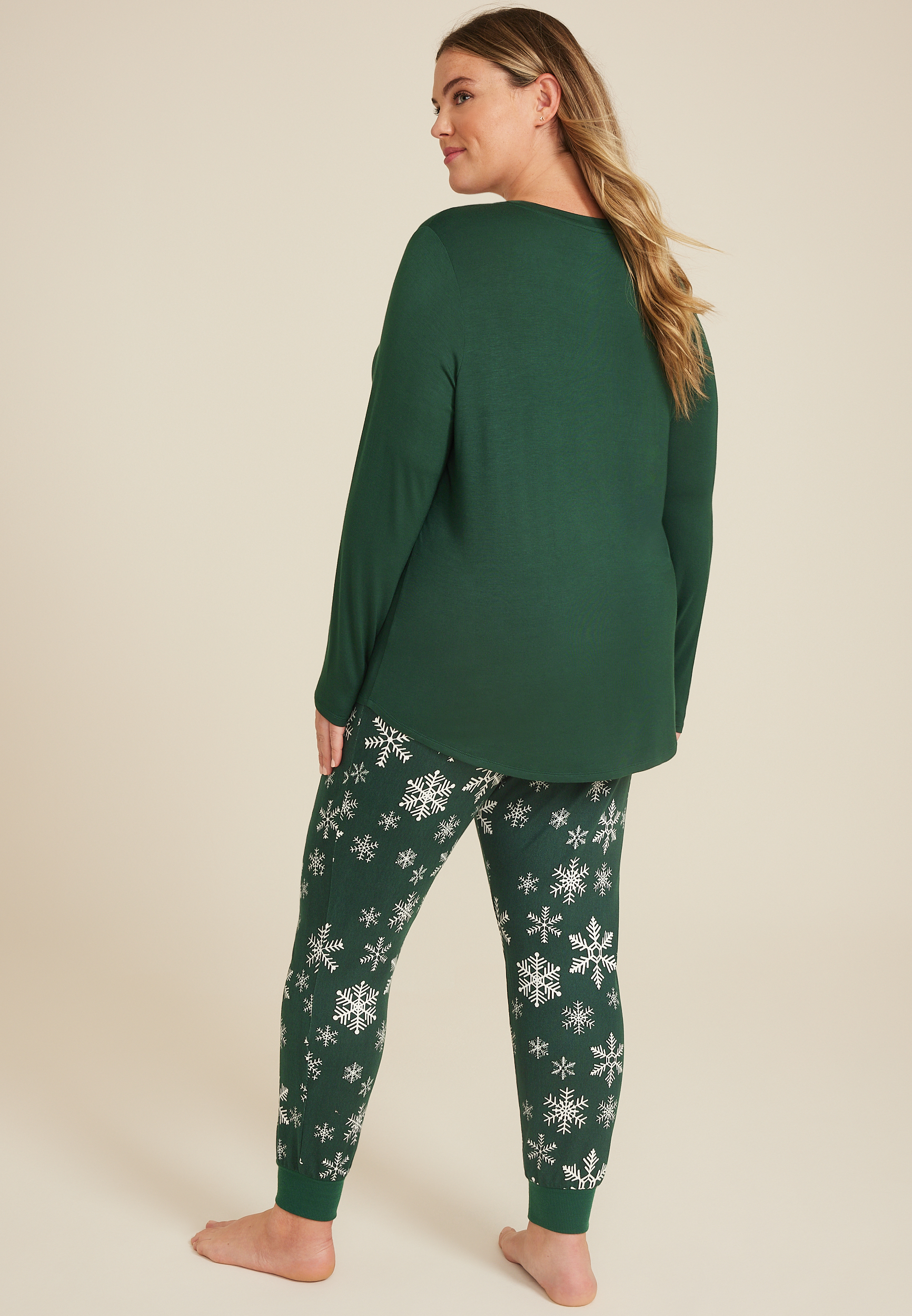 Plus Size Wake Me Up When Winter Is Over Graphic Tee And Jogger Pajama Set, C3895, large