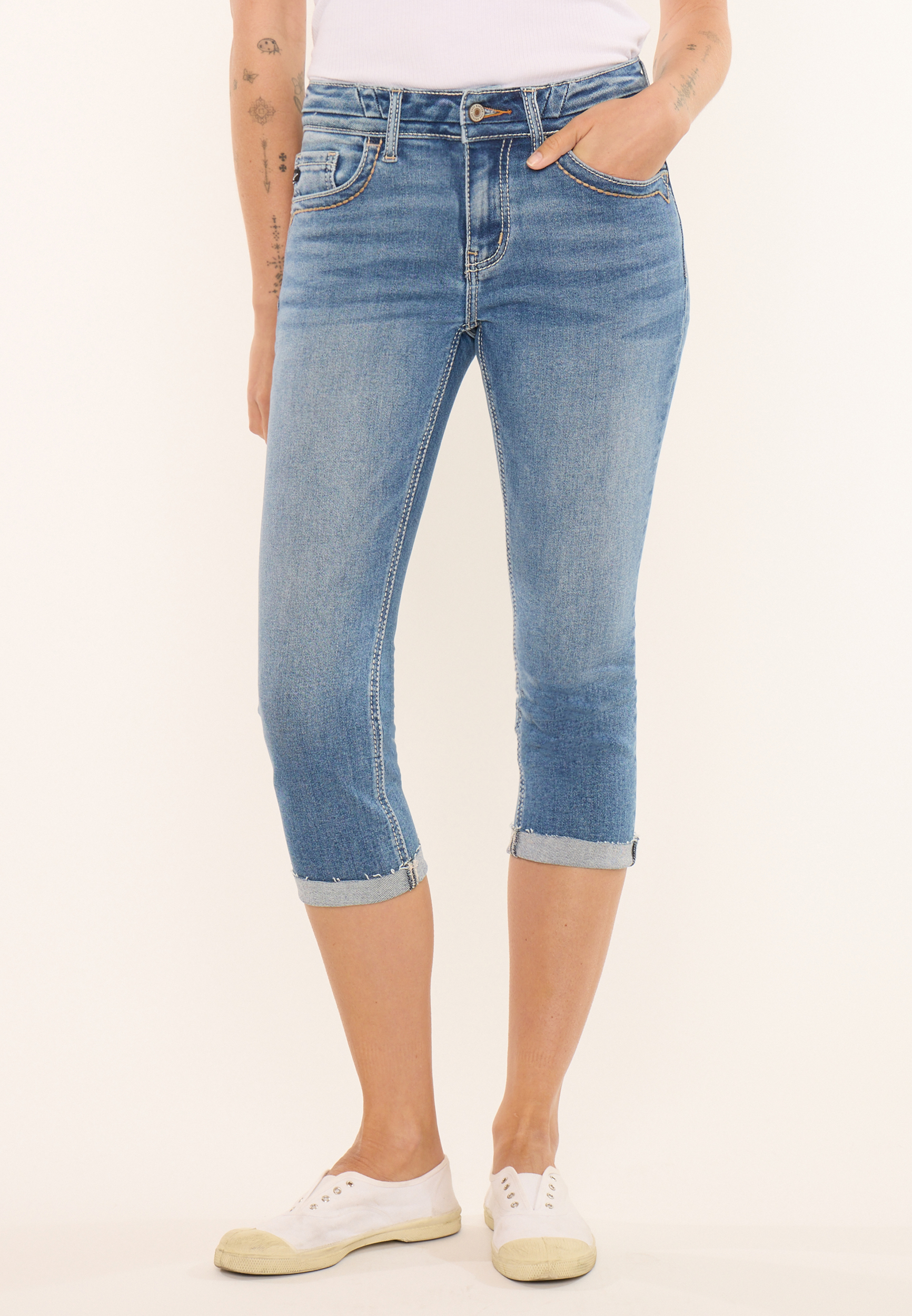 KanCan&trade; Mid Rise Frayed Thick Stitch Capri