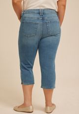 Plus Size m jeans by maurices&trade; Cool Comfort High Rise Angled Scoop Pocket Skinny Capri, C3337, small