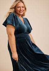 Plus Size Flutter Sleeve V Neck Velvet Midi Dress, C4861, small