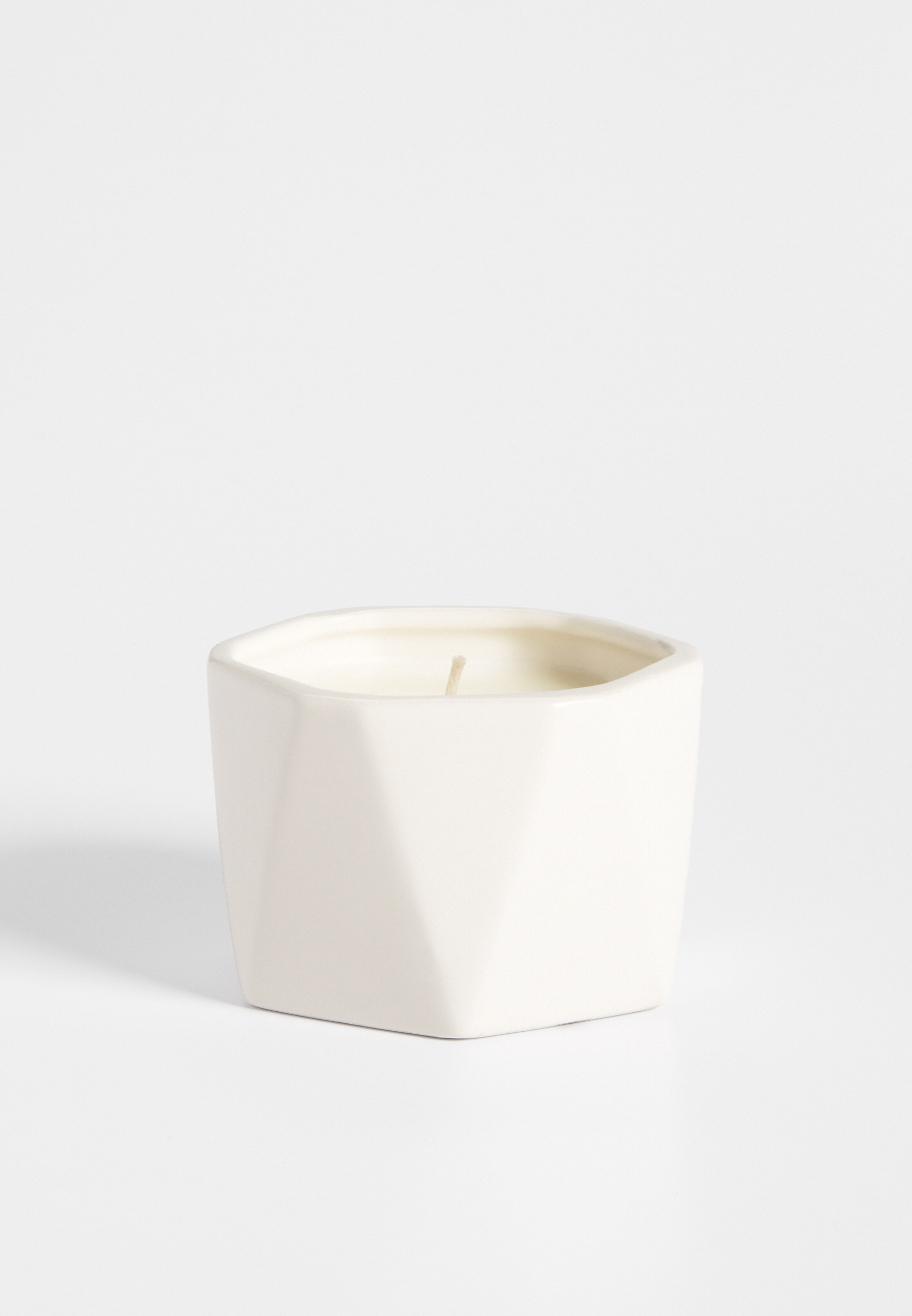 Illume™ 4.7 oz dylan ceramic soy candle in gardenia | maurices